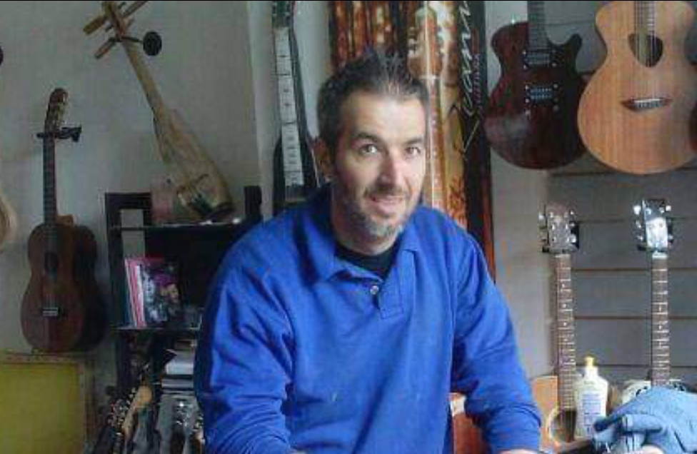 Quartu, liutaio beffato: “Tre chitarre riparate a un presunto manager fuggito senza pagare”