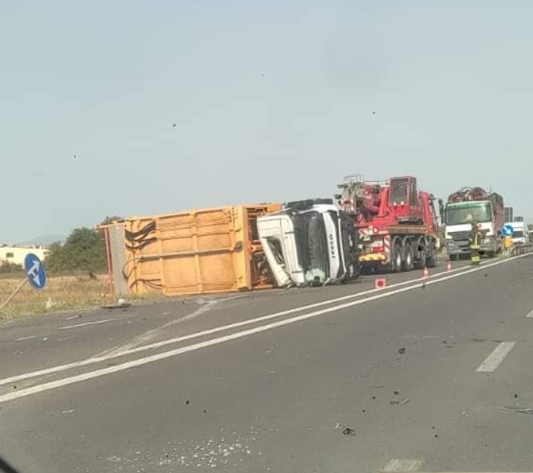 Pauroso schianto sulla Ss 554 a Selargius tra un camion dei rifiuti e un’auto: due feriti gravi