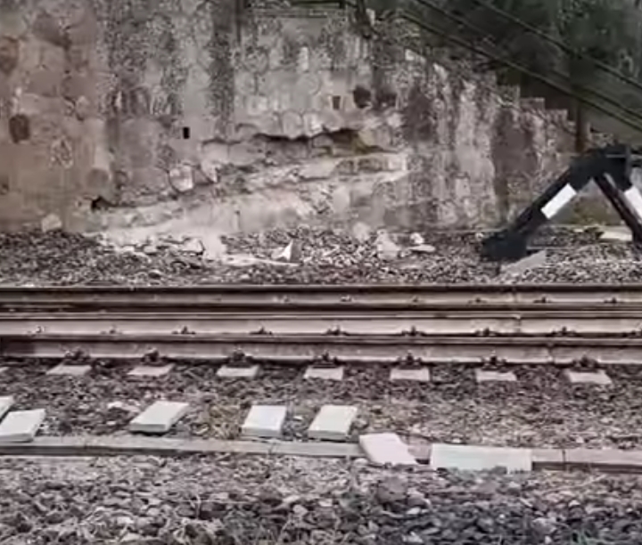 Siliqua, deraglia un treno nella notte e sveglia tutto il paese: paura ma nessun ferito