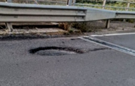 Serramanna, disastro strade: un cratere sulla circonvallazione per Samassi