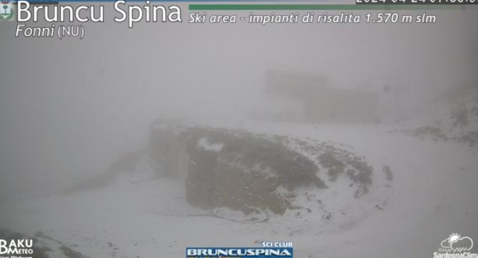 Fine aprile con la neve: -3 gradi a Fonni, a Cagliari stop ai tuffi e riecco i giubbotti