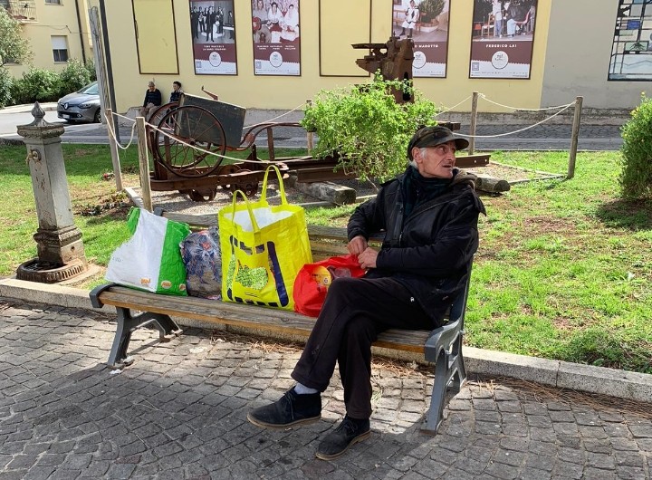 Capoterra, coppia vive in una panchina da quando è stata sfrattata da un alloggio pubblico