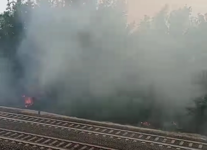 Assemini, paura ieri per un vasto incendio nei pressi della ferrovia