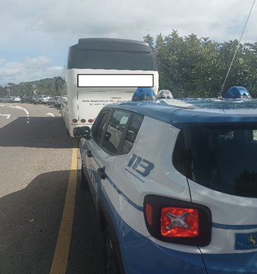Studenti in gita su un autobus senza assicurazione: fermati a Nuoro