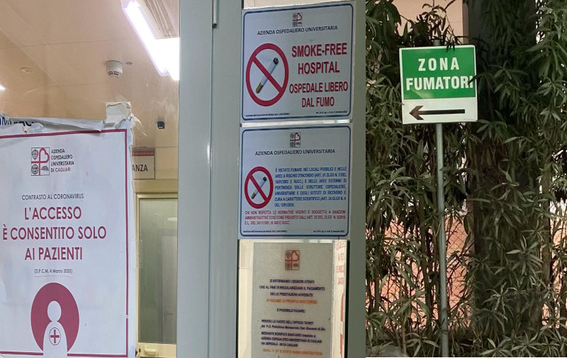 Cartelli “pazzi” negli ospedali di Cagliari e al Policlinico: “La pandemia Covid è finita, assurdo consentire di fumare vicino ai pronto soccorso”