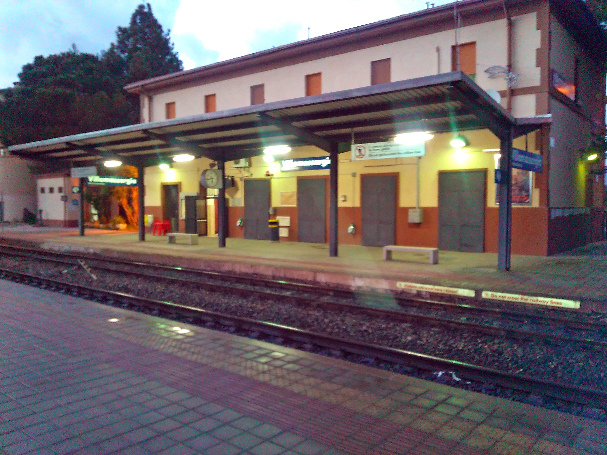 Cinque coltelli e un tirapugni dentro una sacca, 34enne di Carbonia arrestata nella stazione di Villamassargia