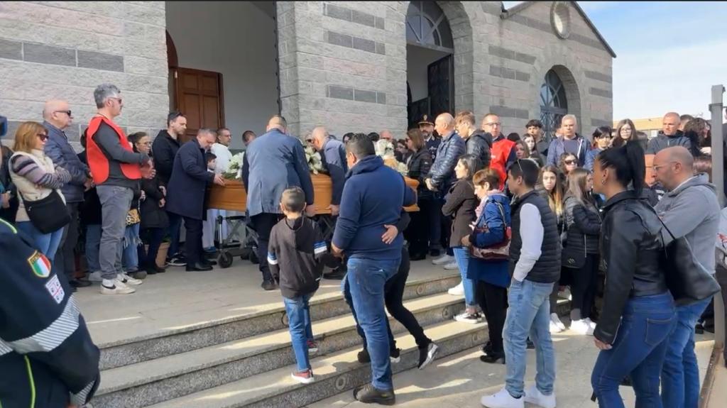 Palloncini bianchi e lacrime, in migliaia a Nuoro per l’addio a Patrick e Ythan