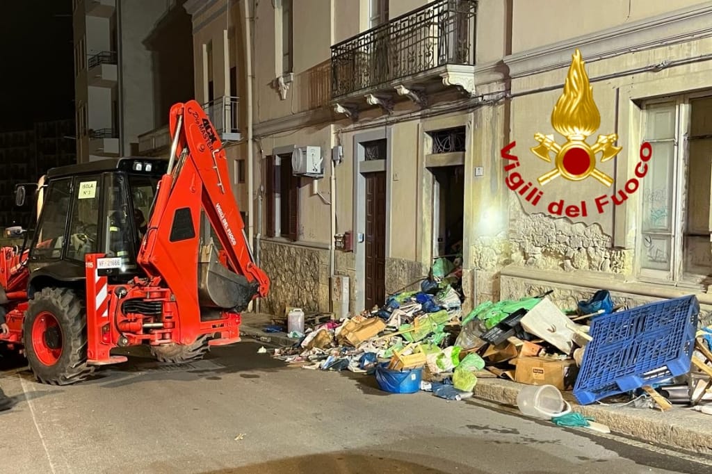 Tragedia nella notte a Cagliari, incendio nella casa invasa dalla spazzatura: morto un anziano