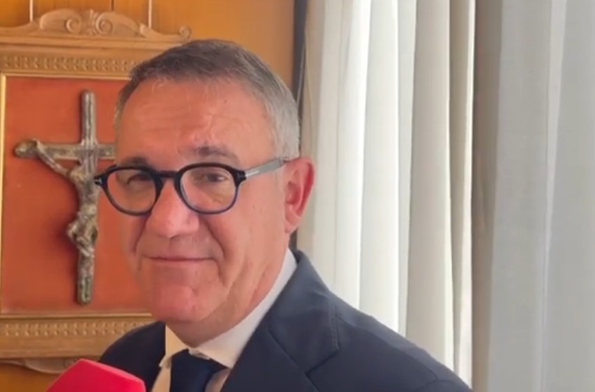 Comandini in lacrime incoronato presidente del consiglio regionale: “Voliamo alto per risolvere i problemi della Sardegna”