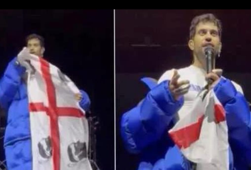 Mahmood a Londra col cuore in Sardegna e la bandiera dei 4 Mori fa impazzire i fan