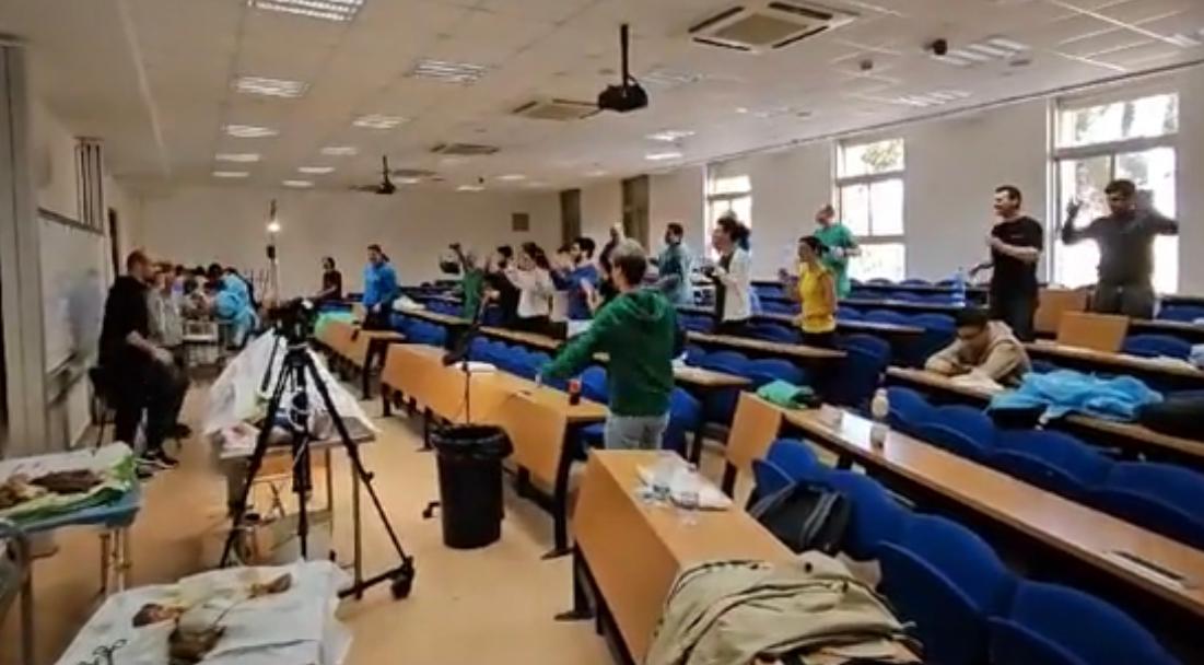 Balli e canti fra pezzi di cadavere al ritmo del Gioca Jouer durante l’autopsia: medici nella bufera