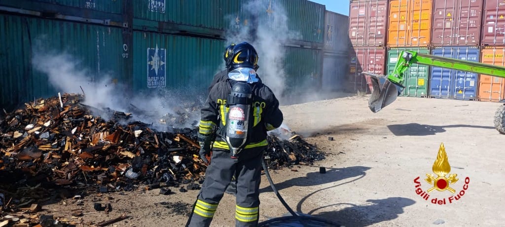 Paura al Porto Canale di Cagliari, prende fuoco un camion carico di legna