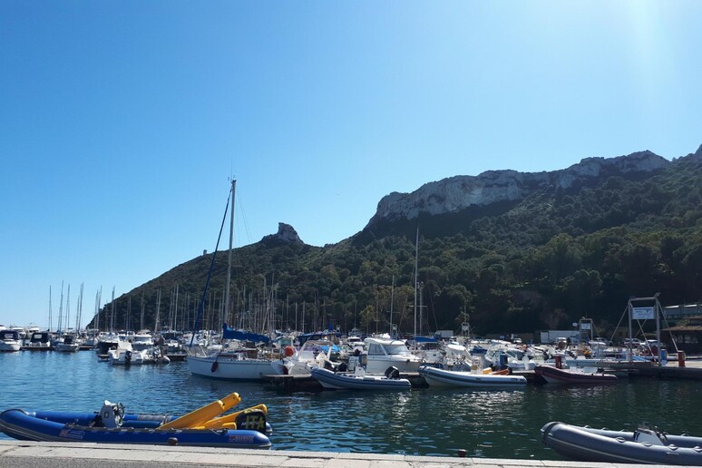 Cagliari, macabra scoperta a Marina Piccola: il cadavere di un 70enne trovato vicino agli scogli