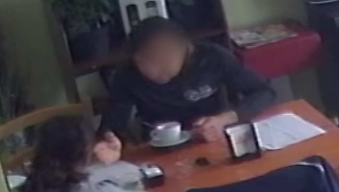 Cagliari, furbetto col Mercedes ruba le bottiglie di vino: “Le nasconde dentro un giornale mentre fa colazione”