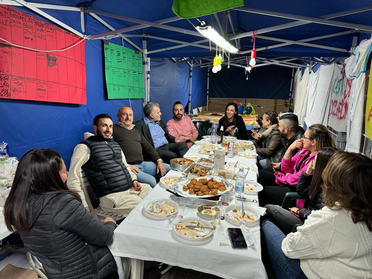 L’assessore romano Bartolazzi cena con gli Oss precari in tenda a Cagliari: birra e mirto nel 52esimo giorno di lotta