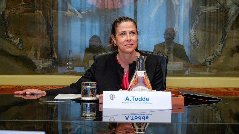 Sardegna, fermi tutti: ok alla moratoria, la Todde stoppa i nuovi impianti per l’energia rinnovabile