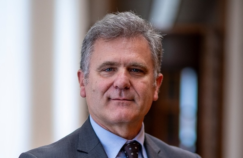 Citare il mito Gigi Riva in Sardegna punisce più che non avere curriculum in sanità: Bartolazzi già nella bufera