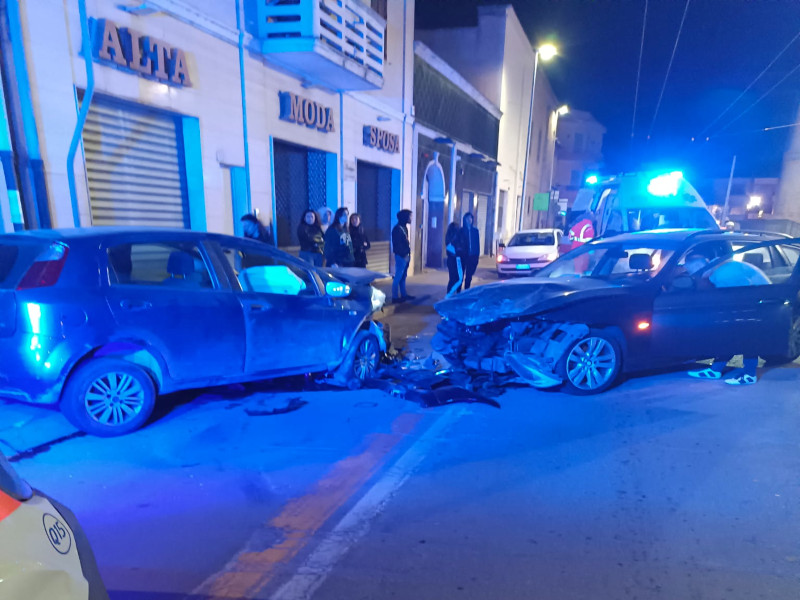 Contromano, senza patente e assicurazione si schianta contro un’auto a Selargius: giovane balordo multato