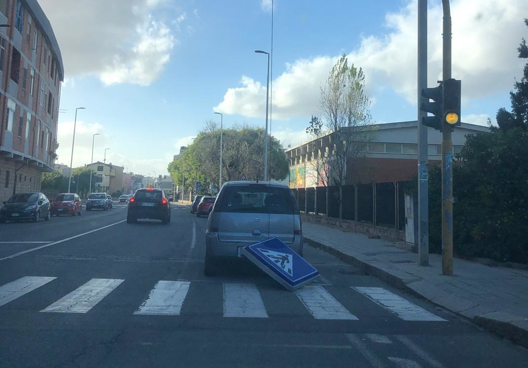 Cagliari, paura in via Flavio Gioia: maxi cartello stradale precipita sulle strisce pedonali