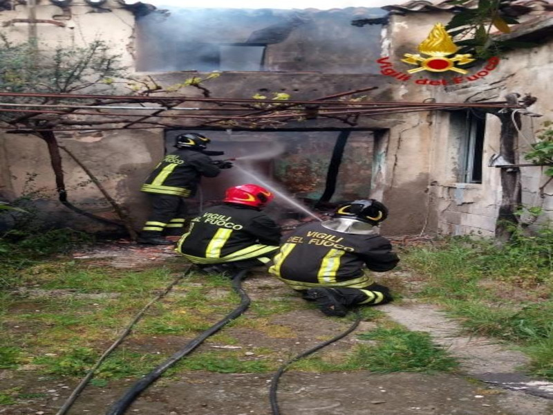 Villaputzu, abitazione devastata da un incendio in pieno centro: danni ingenti e proprietario in salvo