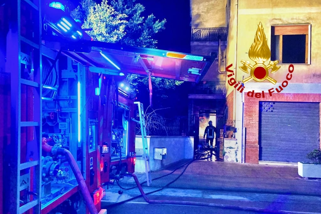 Terrore nella notte a Dolianova: in fiamme un palazzo di quattro piani