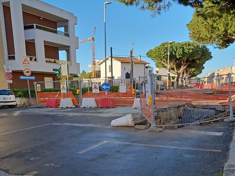 Cagliari, zero operai e cantiere della vergogna in via Italia: “Strada bloccata e negozianti lasciati nel deserto”