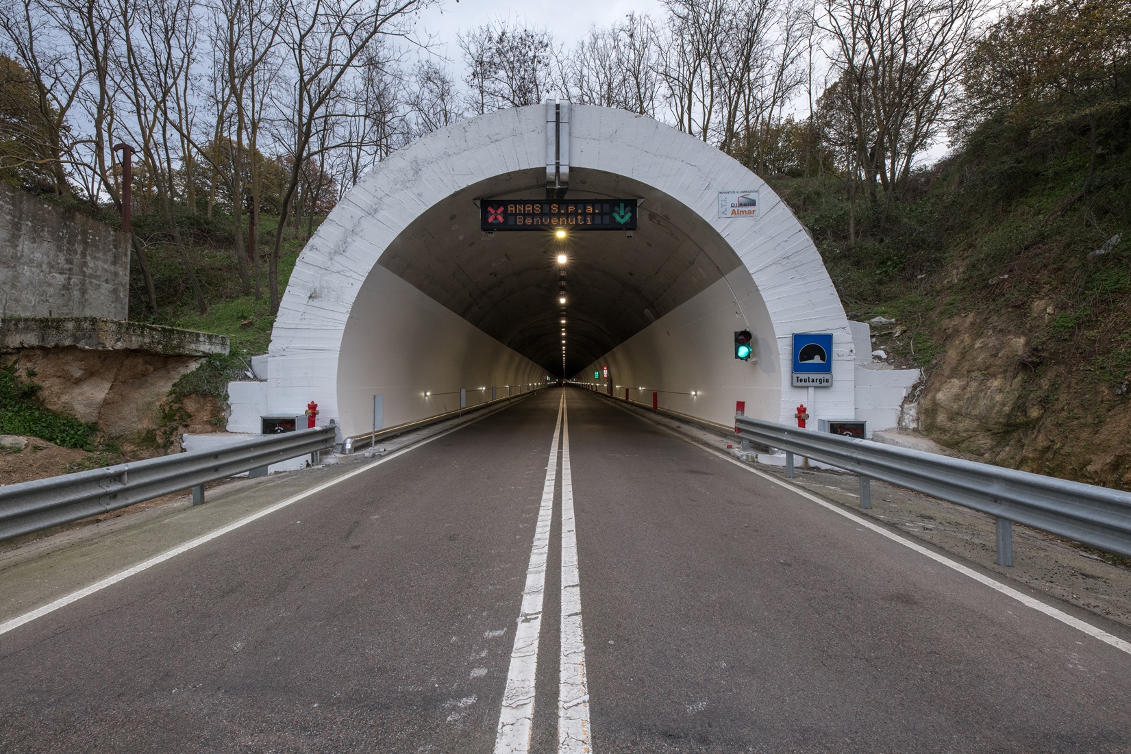 Paura a Mamoiada, scontro frontale in galleria: due feriti