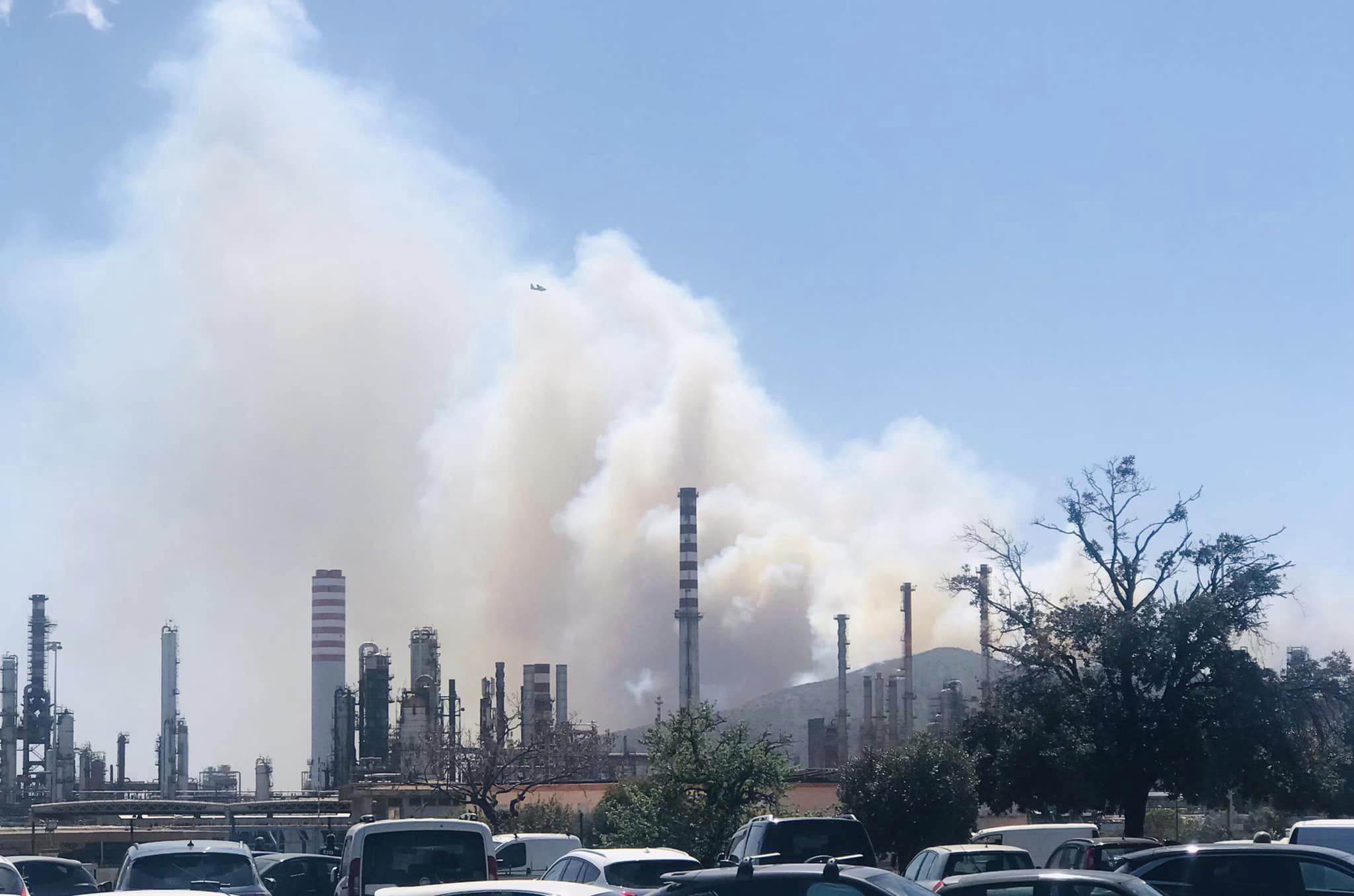 Vasto incendio a Sarroch, paura per le fiamme a Perd’e Sali: il Canadair arriva da Ciampino