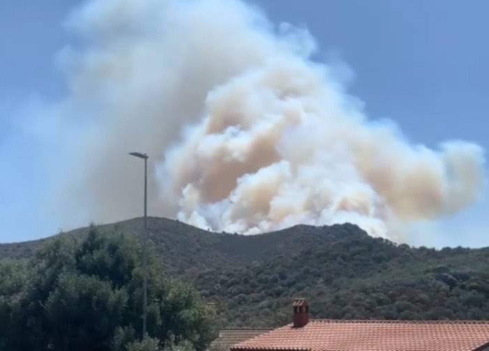 Sarroch, incendio ancora in corso nelle campagne del paese: le forti raffiche di vento non agevolano lo spegnimento