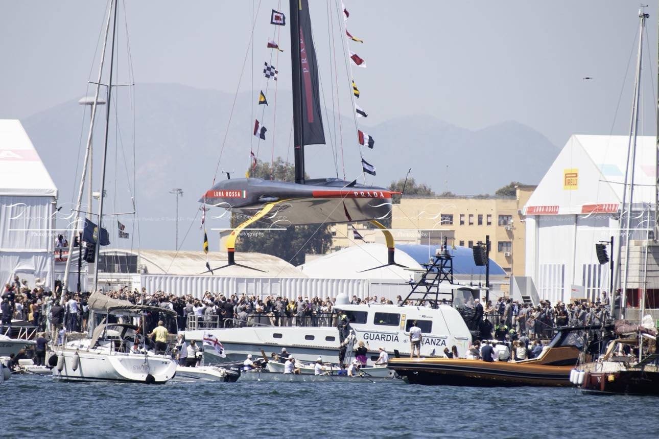 Ali gialle e scafo d’argento, la nuova Luna Rossa svelata a Cagliari strega il mondo (VIDEO)