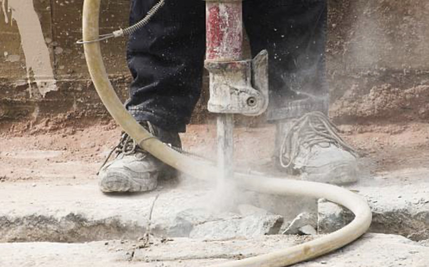 Muratore non viene pagato per un lavoro, va in cantiere e distrugge tutto con un martello pneumatico