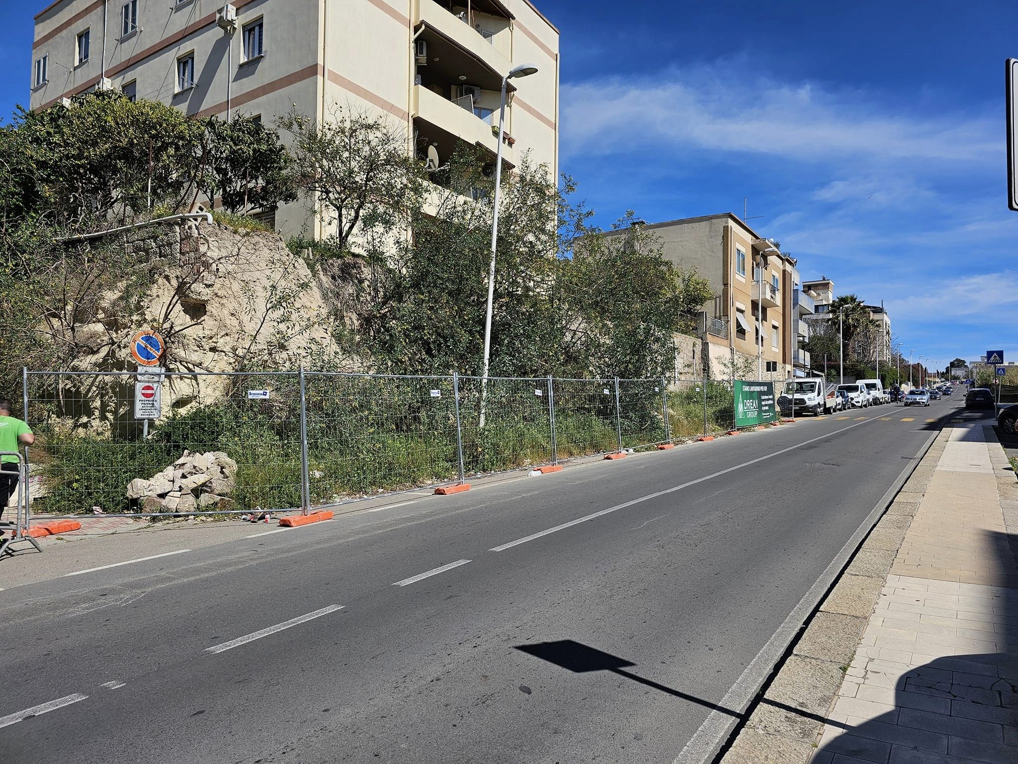 Cagliari, muro crollato nel 2021 in via Is Maglias: dopo 3 anni di macerie in strada via ai lavori
