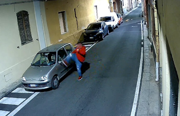Quartu, balordo distrugge a calci lo specchietto dell’auto di un meccanico: “Ti denuncio perchè voglio vederti in faccia”