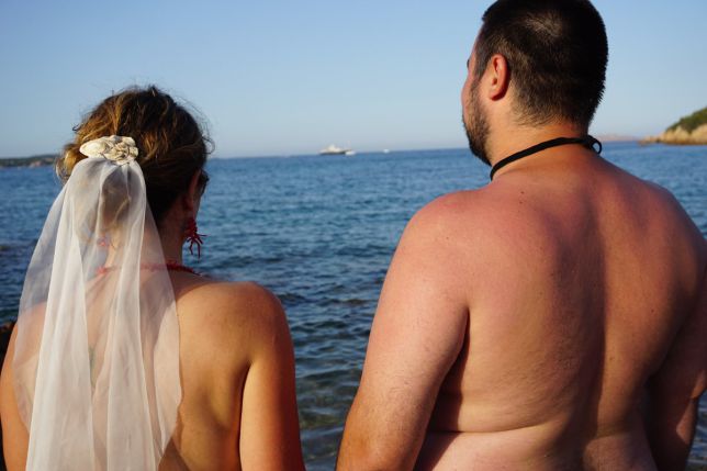 Il sì senza veli in riva al mare: ok ai matrimoni per nudisti in spiaggia in Sardegna