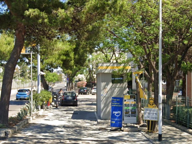 Rapina a Cagliari, malvivente minaccia il benzinaio con la pistola e scappa con l’incasso