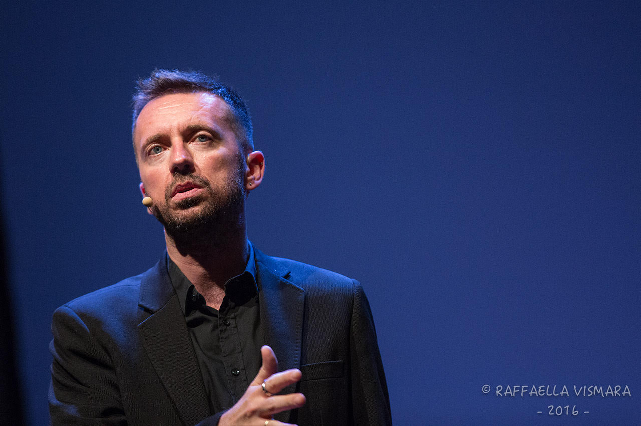 Ribelle e irriverente, la tagliente ironia di Andrea Scanzi al Teatro Massimo di Cagliari