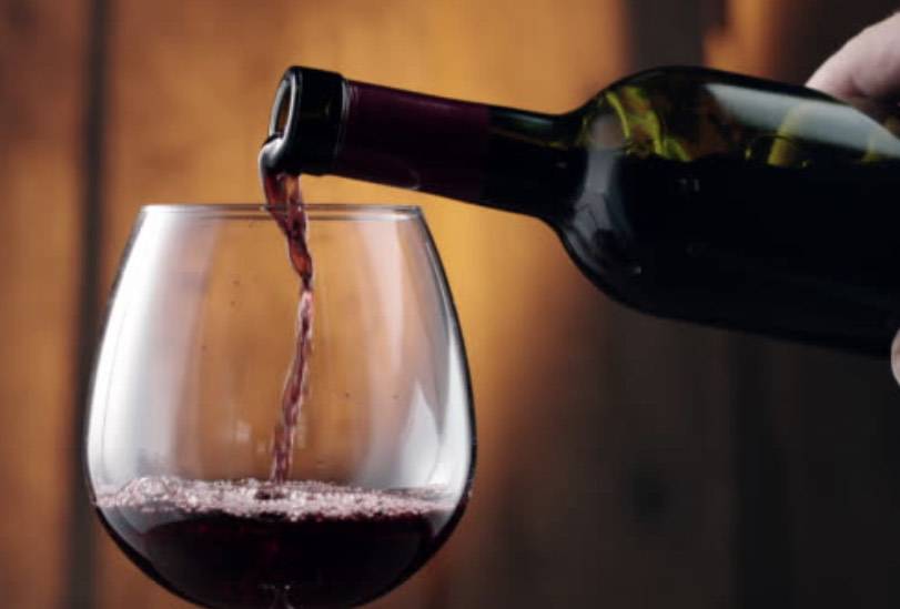 Le viene servito liquido per lavastoviglie al posto del vino: donna di 51 anni ricoverata in gravi condizioni