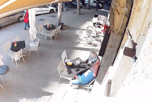 Ordinano tomahawk di maiale, pizza e whisky ma pagano metà conto: “Turisti russi così a Cagliari non ne vogliamo”