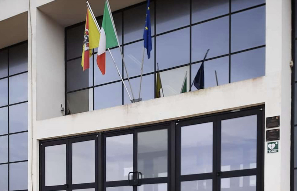 Tragedia davanti una scuola, maestra viene investita e uccisa da un furgone