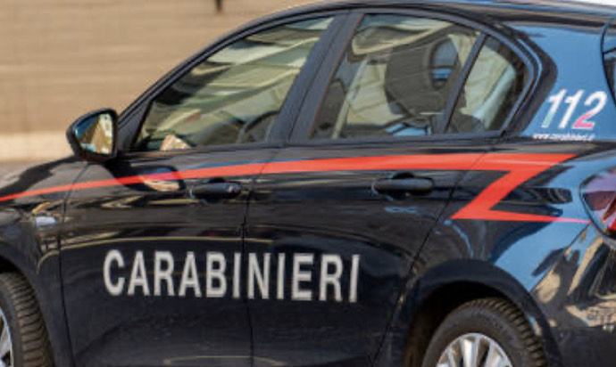 Un uomo di 35 anni colpisce con un coltello moglie e figli e poi si chiude in casa