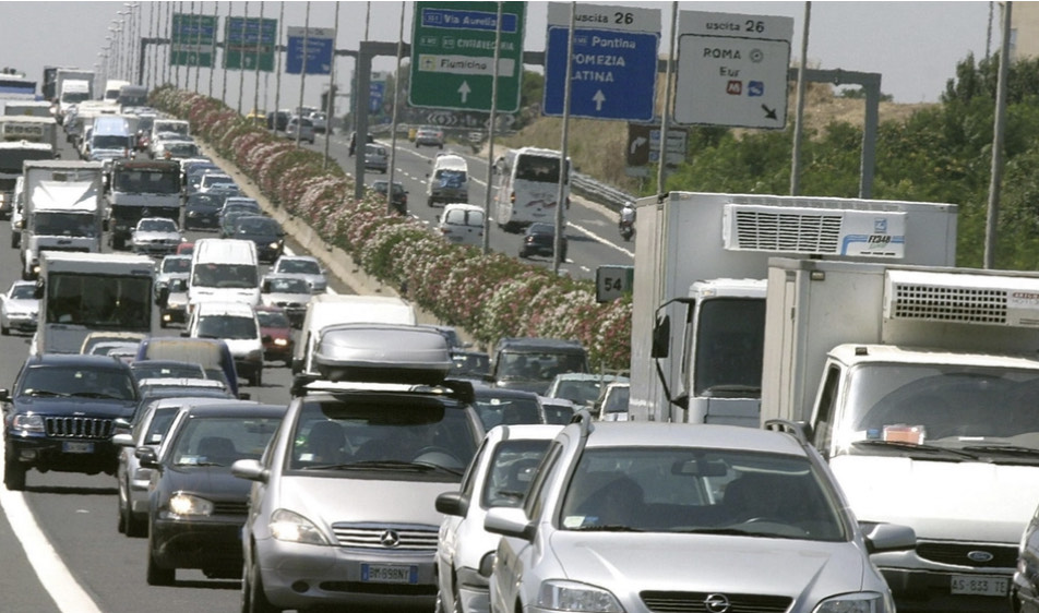 Sedicenne prende 5 in latino, la madre l’abbandona sul grande raccordo anulare 