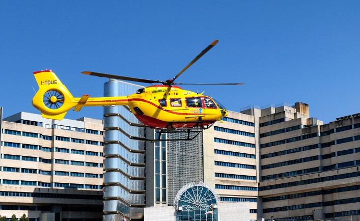 Punto dalle zecche mentre cerca di domare un incendio, forestale 28enne in gravissime condizioni ricoverato al Brotzu