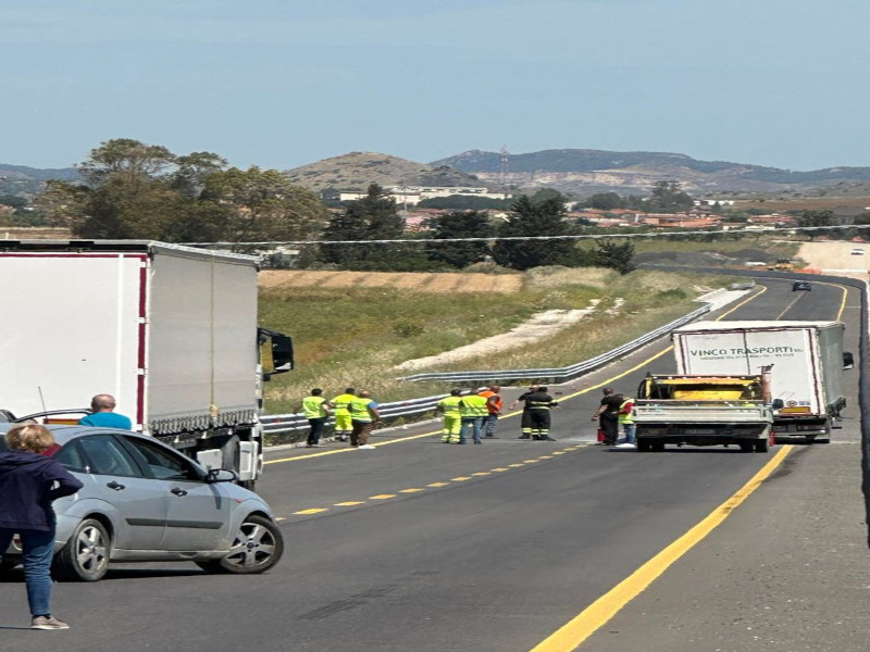 Rimorchio di un tir in fiamme a Serrenti, lunghe code sulla Ss 131 ma nessun ferito