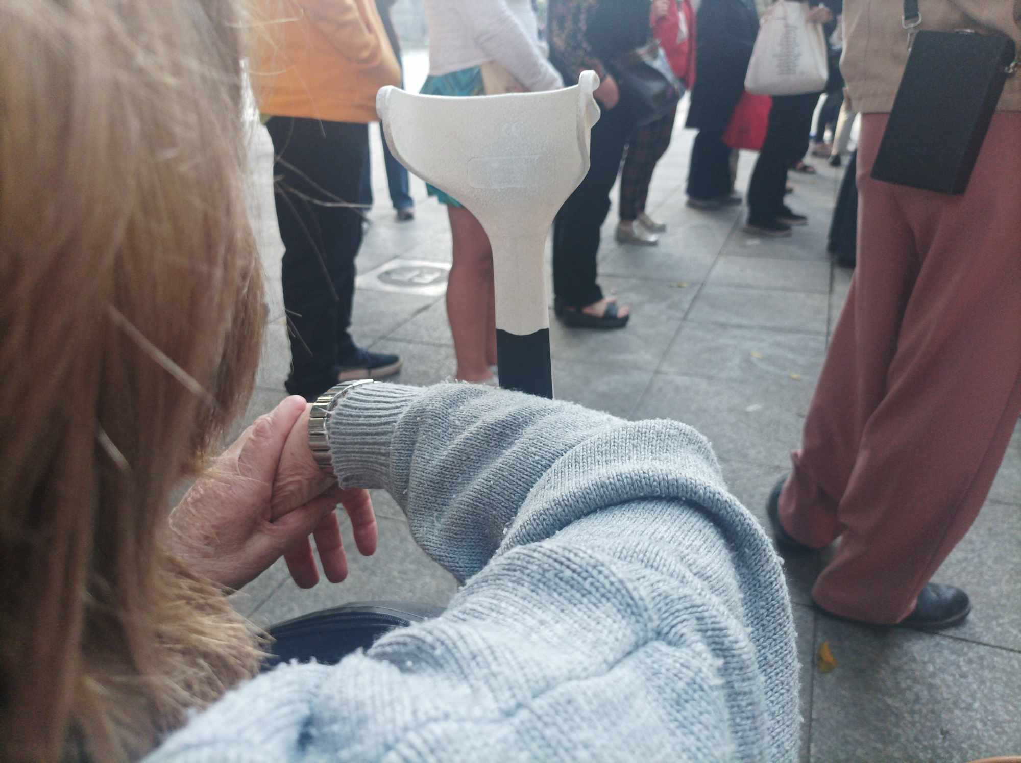 Cagliari, trauma cranico e choc per la nonnina pestata dall’africano: “Vivo da sola e ora ho paura”