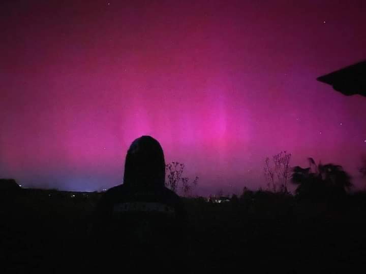Il cielo si è vestito di rosso nella notte più magnetica: l’aurora boreale in Sardegna