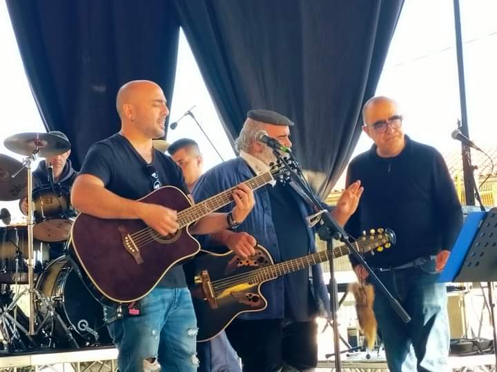 Musica, vino a tante risate: Elio incanta Desulo