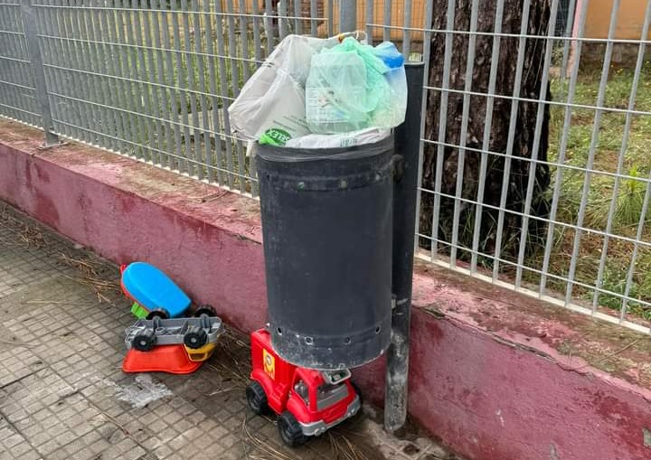 Decimomannu, giocattoli rotti gettati in terra vicino al cestino dei rifiuti