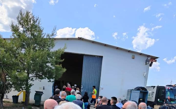 File sotto il sole per il ritiro dei sacchetti della spazzatura: proteste a Capoterra