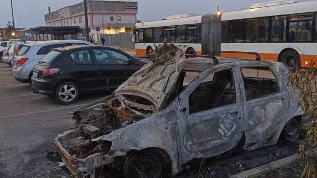 Vandali scatenati a Decimo, ancora auto distrutte nella stazione ferroviaria
