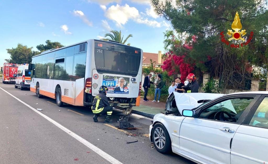 Flumini, crash tra un bus del Ctm e un’auto in via dell’Autonomia regionale sarda